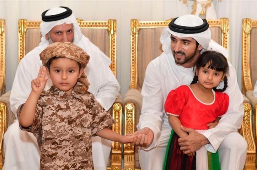 حمدان بن محمد يقدم واجب العزاء لأسرة الشهيد سعيد الهاجري