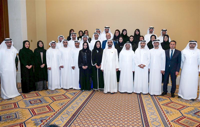 محمد بن راشد يلتقي خريجي الدفعة الثانية من برنامج القيادات الإعلامية
