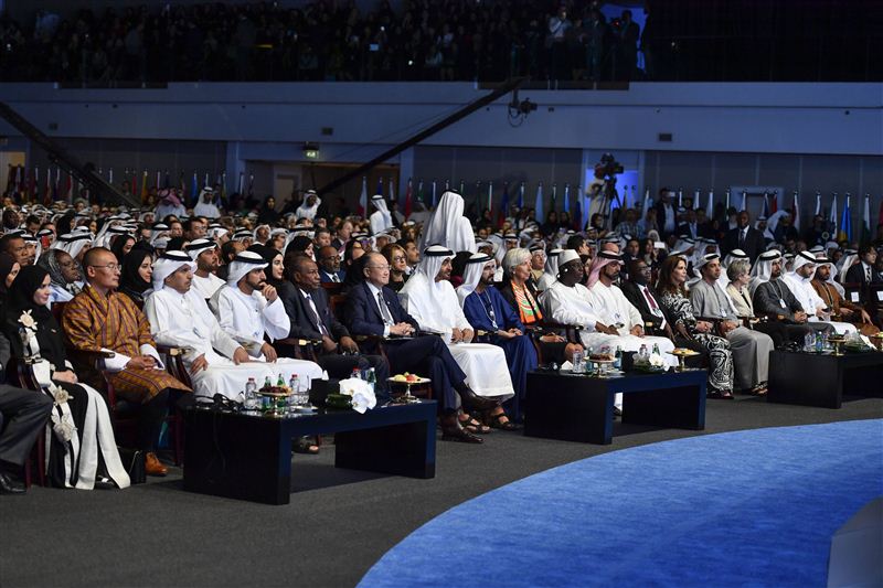 بحضور محمد بن راشد ومحمد بن زايد .. رئيس وزراء اليابان يخاطب القمة العالمية للحكومات