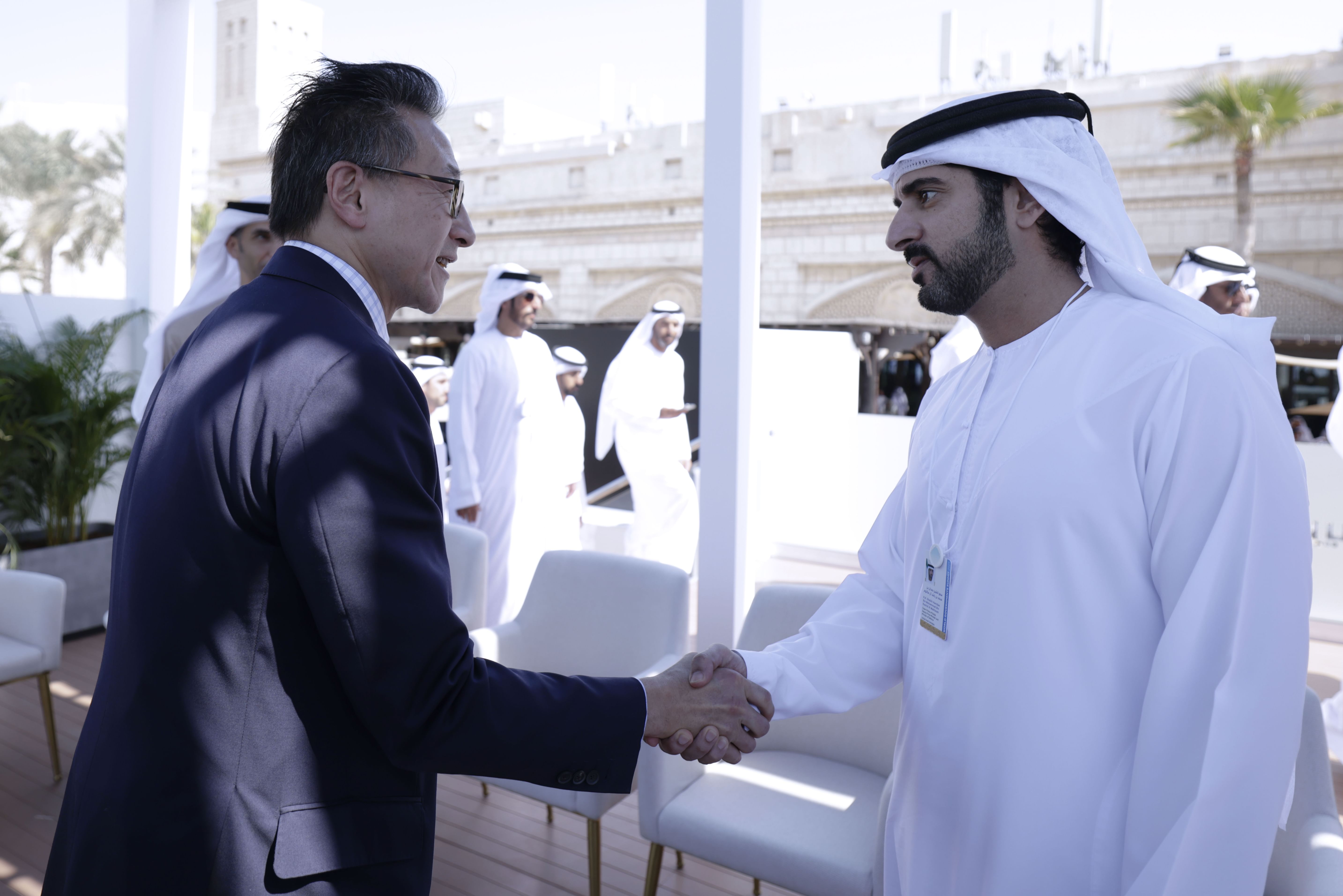 Hamdan bin Mohammed meets with Chairman of Alibaba Group