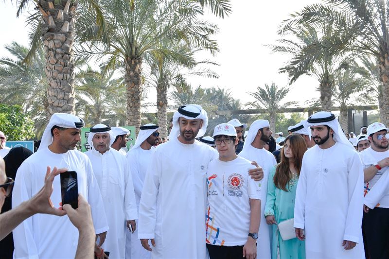 محمد بن زايد وحمدان بن محمد يشاركان في مبادرة "نمشي معا"