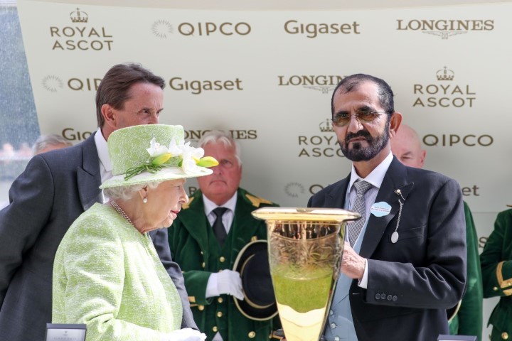 محمد بن راشد يتسلم جائزة الفوز التاريخي لفريق غودلفين من ملكة بريطانيا في ختام مهرجان رويال أسكوت للخيول بإنجلترا