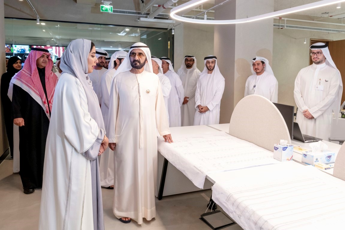 محمد بن راشد يتفقّد المقر الجديد للمكتب الإعلامي لحكومة دبي 