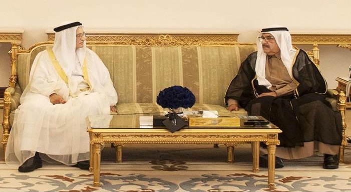 محمد بن راشد يشهد جانباً من جلسة العصف الذهني لمؤسسة نور دبي