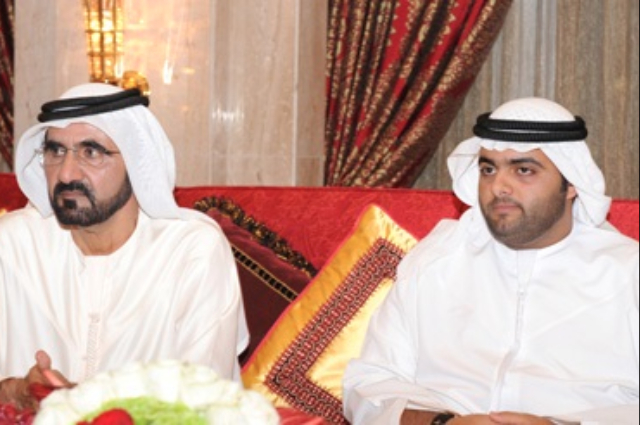 حمدان بن محمد بن راشد يقدم واجب العزاء الى احمد جمعة الزعابي بوفاة والده‎ 