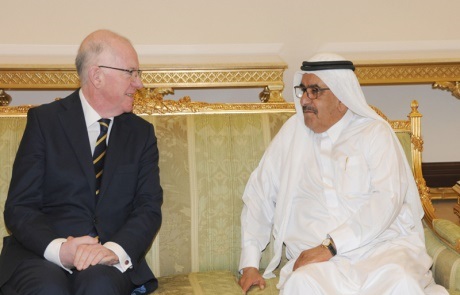 ماجد بن محمد يعطي إشارة  انطلاق  رالى  دبي  الدولي