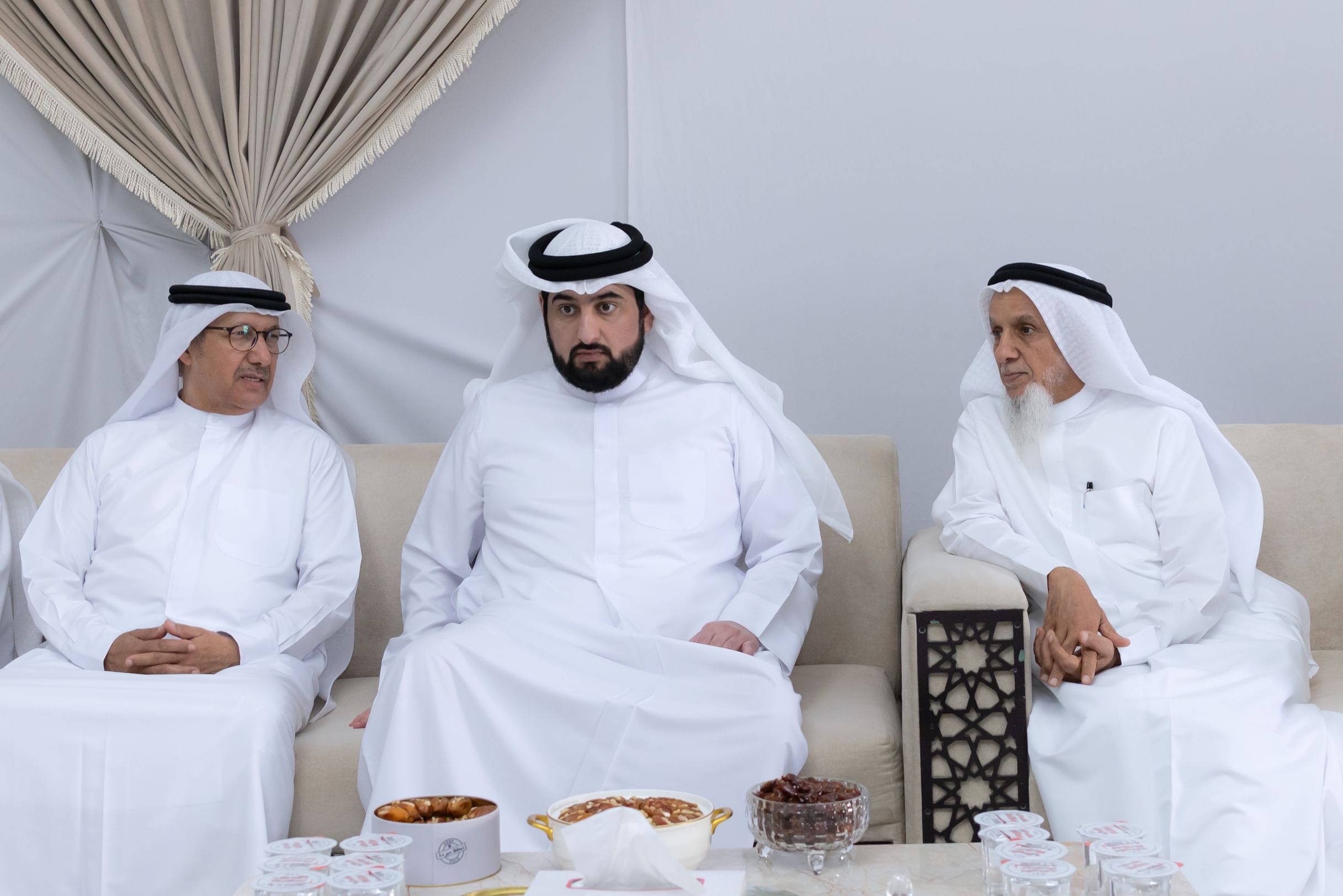 أحمد بن محمد يقدم واجب العزاء في وفاة محمد مبارك خلفان بن خرباش