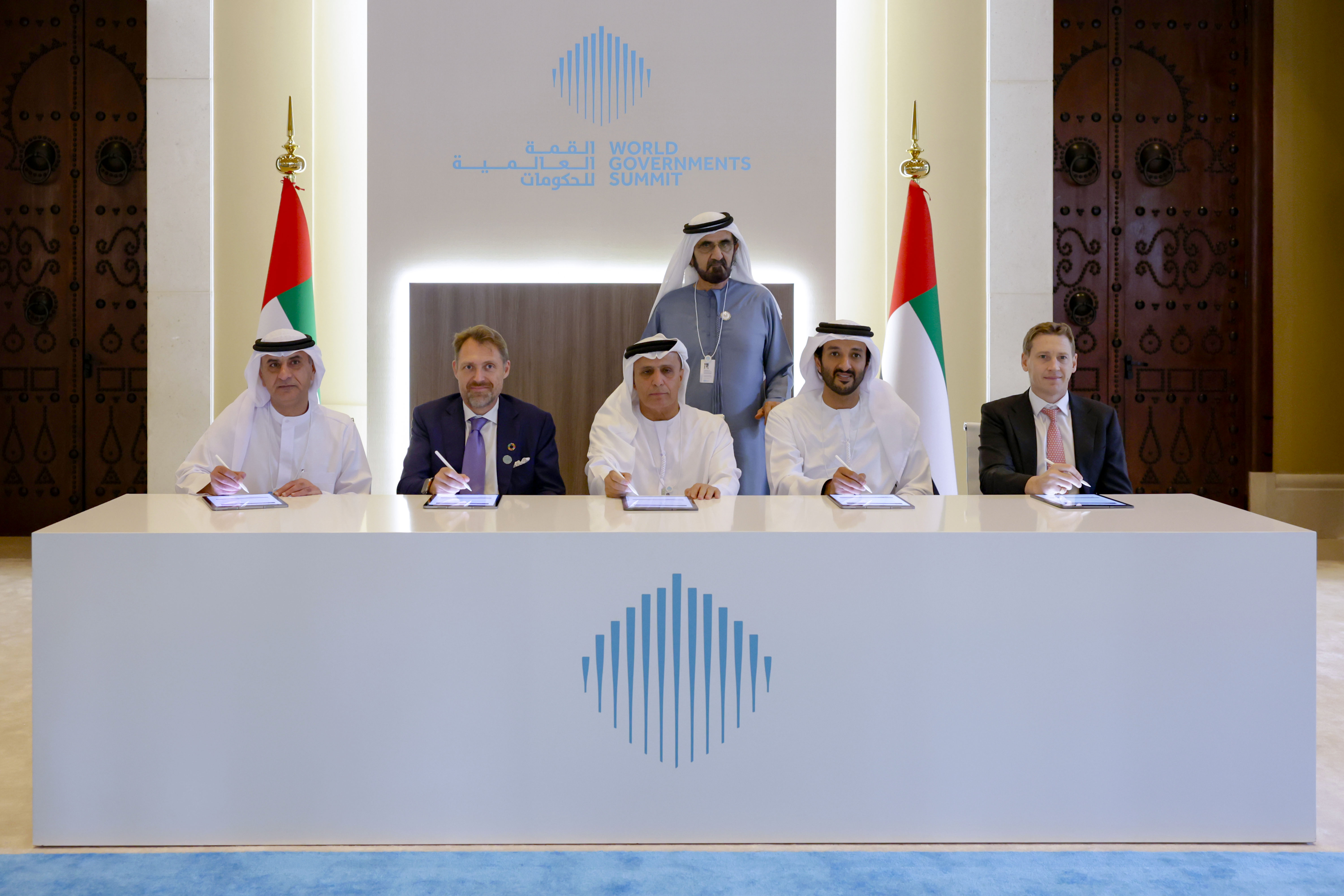 محمد بن راشد يشهد توقيع اتفاقية إطلاق خدمة التاكسي الجوي بدبي في 2026