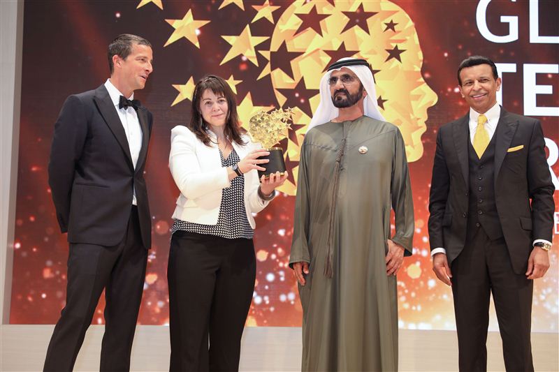 محمد بن راشد يكرم الكندية ماجي ماكدونال الفائزة بجائزة المعلم العالمية