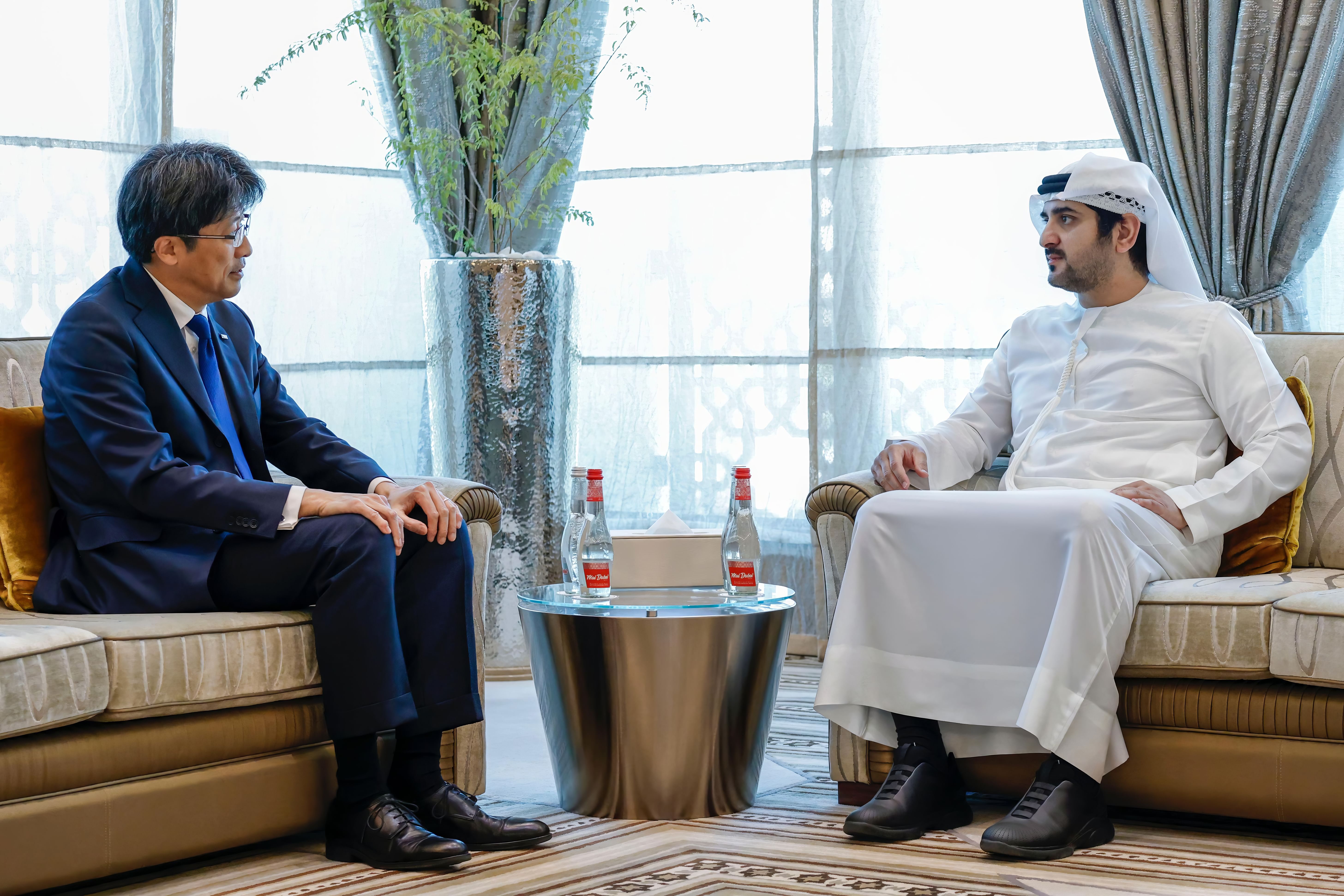 مكتوم بن محمد يبحث مع الرئيس والمدير التنفيذي لمجموعة ميزوهو المالية العالمية آفاق التعاون وسبل تعزيزها