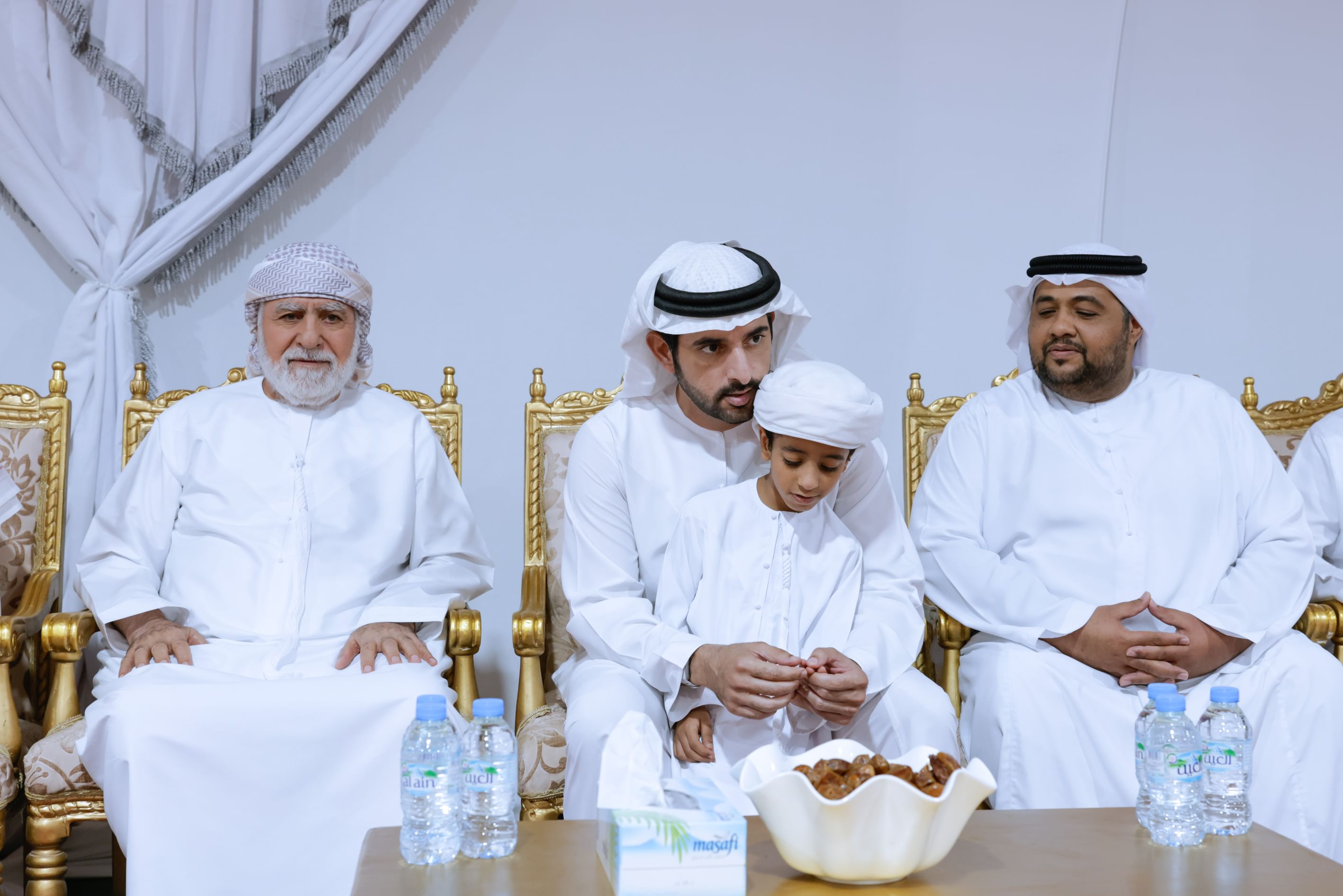 حمدان بن محمد يقدم واجب العزاء في شهداء الوطن