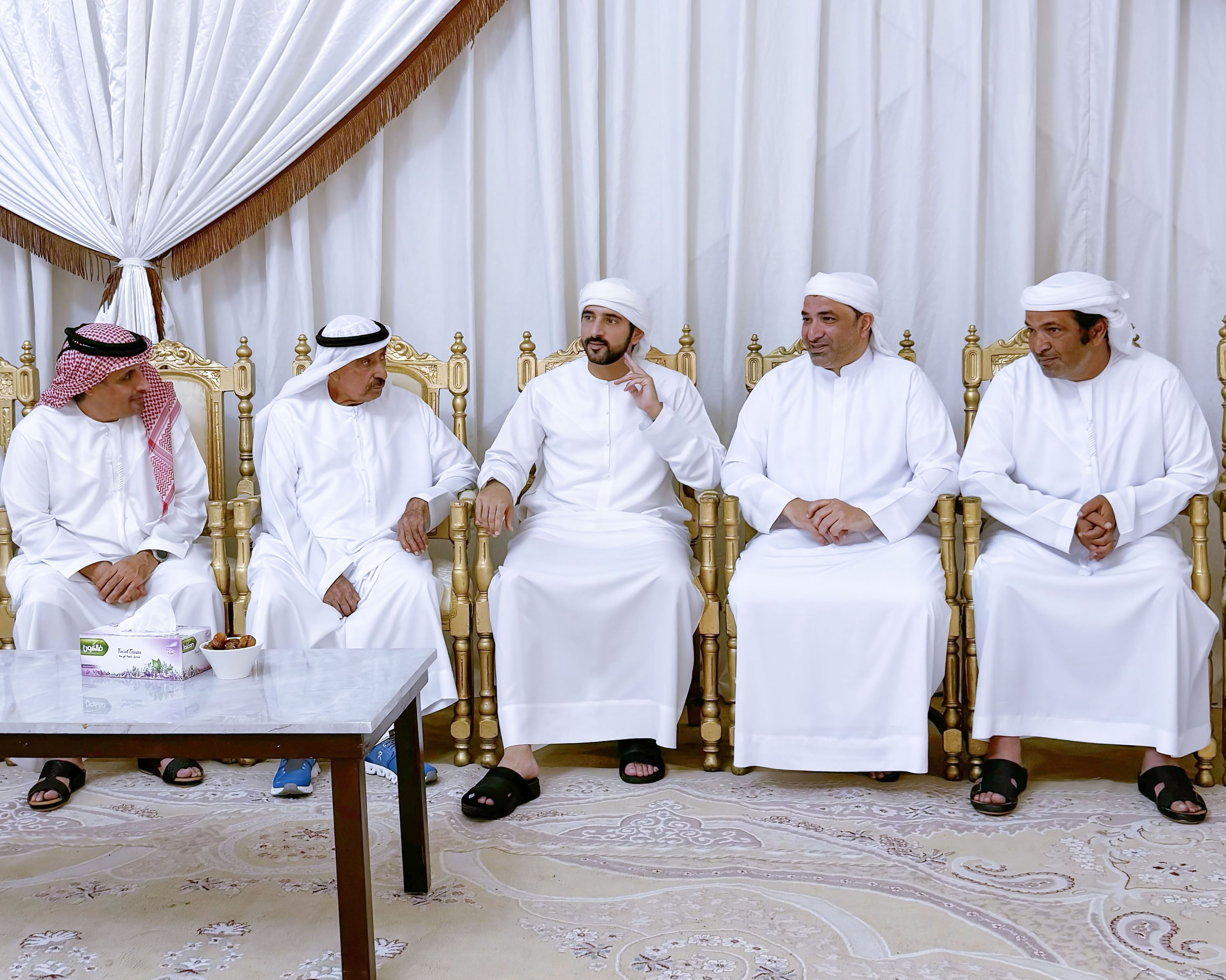 حمدان بن محمد يقدم واجب العزاء بوفاة محمد بن غانم علي المري