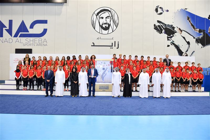 ولي عهد دبي يسلّم "وسام حمدان بن محمد للمدارس التعليمية الرياضية" لمدرسة "كلية دبي للتخاطب بالإنجليزية"