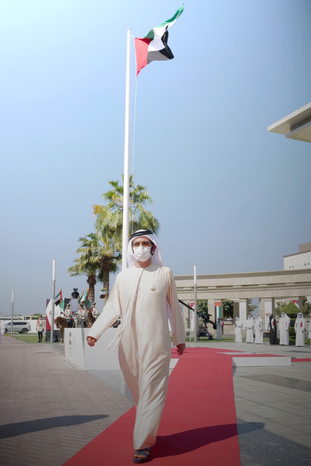 محمد بن راشد يرفع علم الدولة ويؤكد أن راية الإمارات عالية بعلو هِمم أبنائها وتلاحم شعبها وعطاء مجتمعها