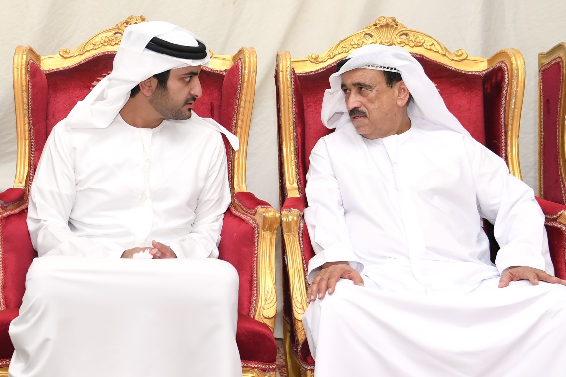 مكتوم بن محمد يقدم واجب العزاء بوفاة خادم علي خلفان بوعميم