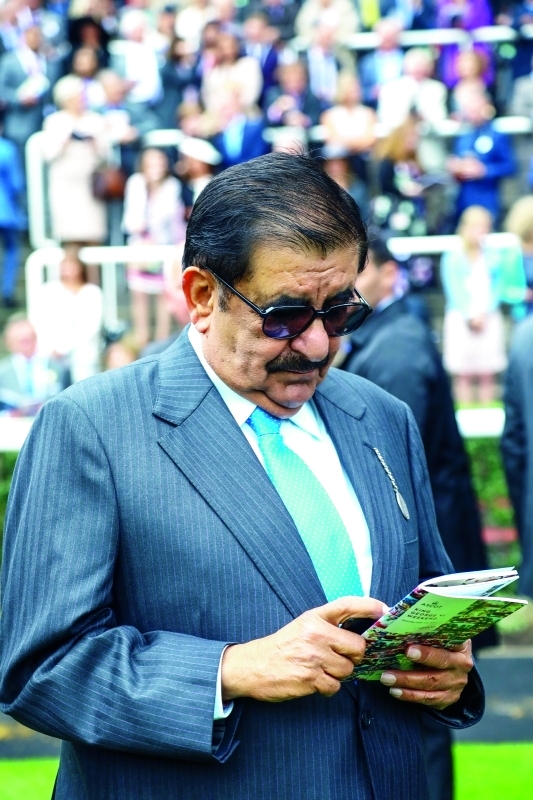 حمدان بن راشد يشهد سباق الملك جورج السادس 