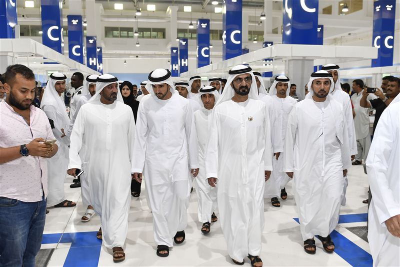 محمد بن راشد يتفقد "ماركت الواجهة البحرية" بمرفأ الحمرية في دبي
