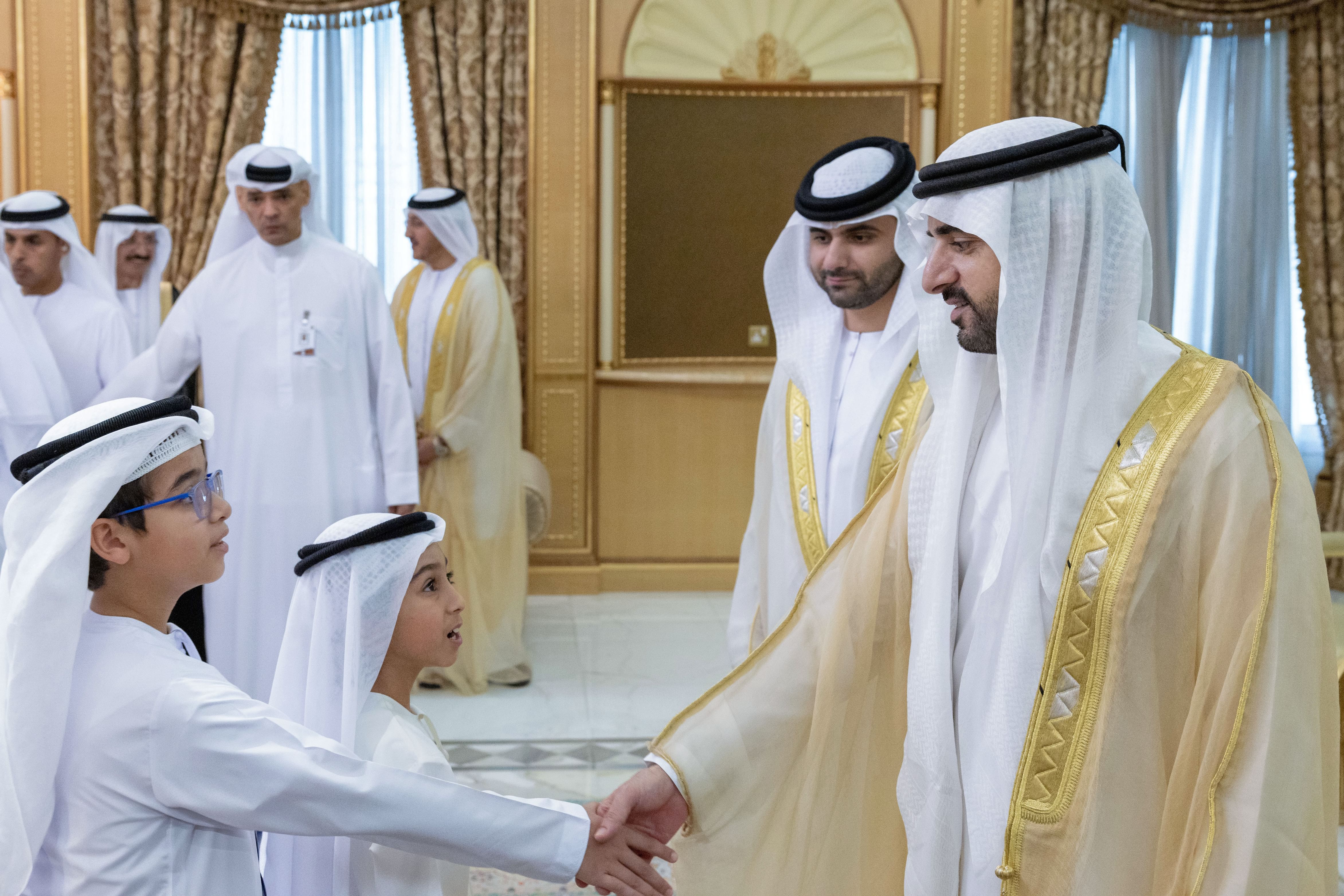 حمدان بن محمد يستقبل المهنئين بعيد الأضحى المبارك