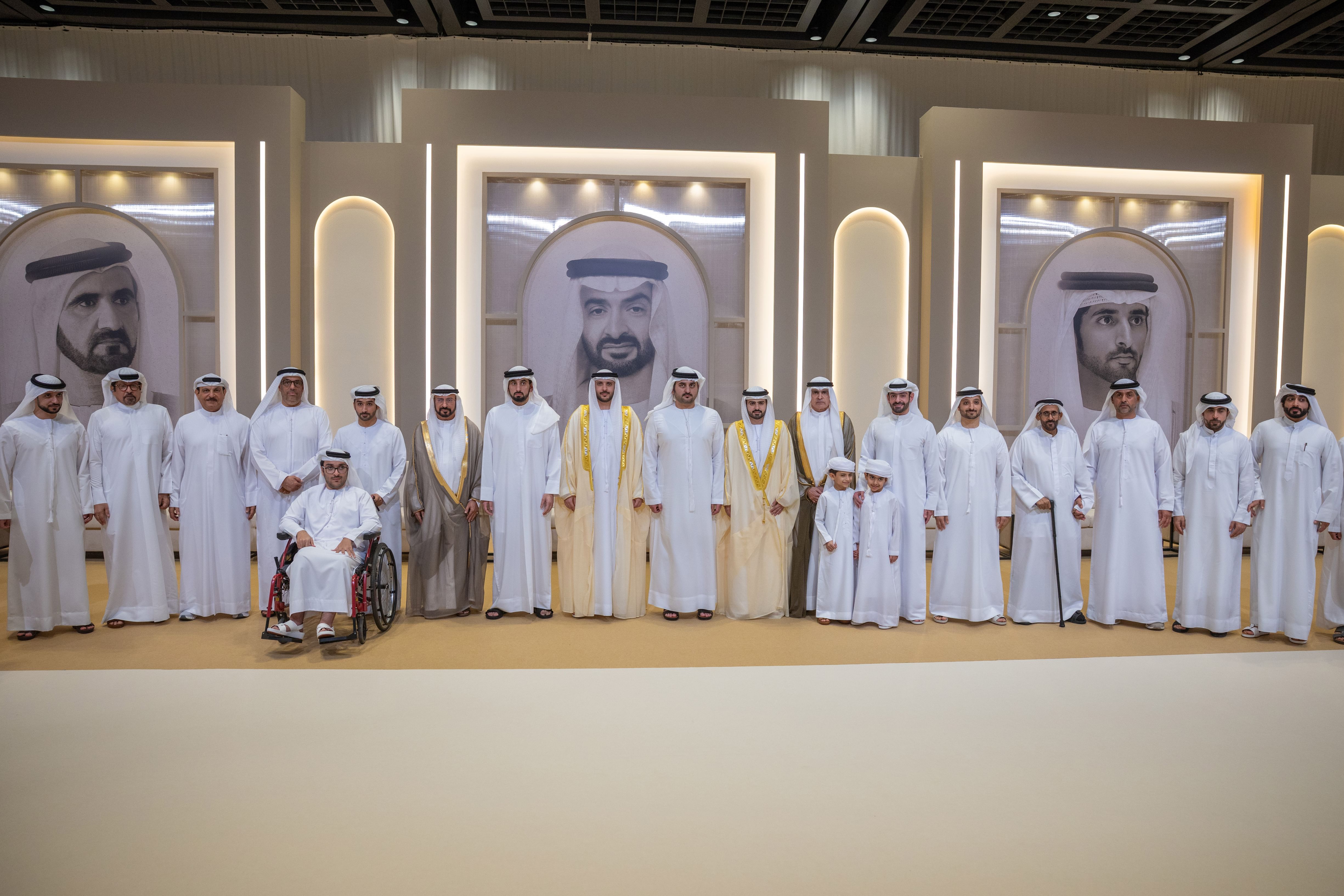 يرافقه أحمد بن محمد.. مكتوم بن محمد يحضر أفراح القمزي والفلاسي والعويس