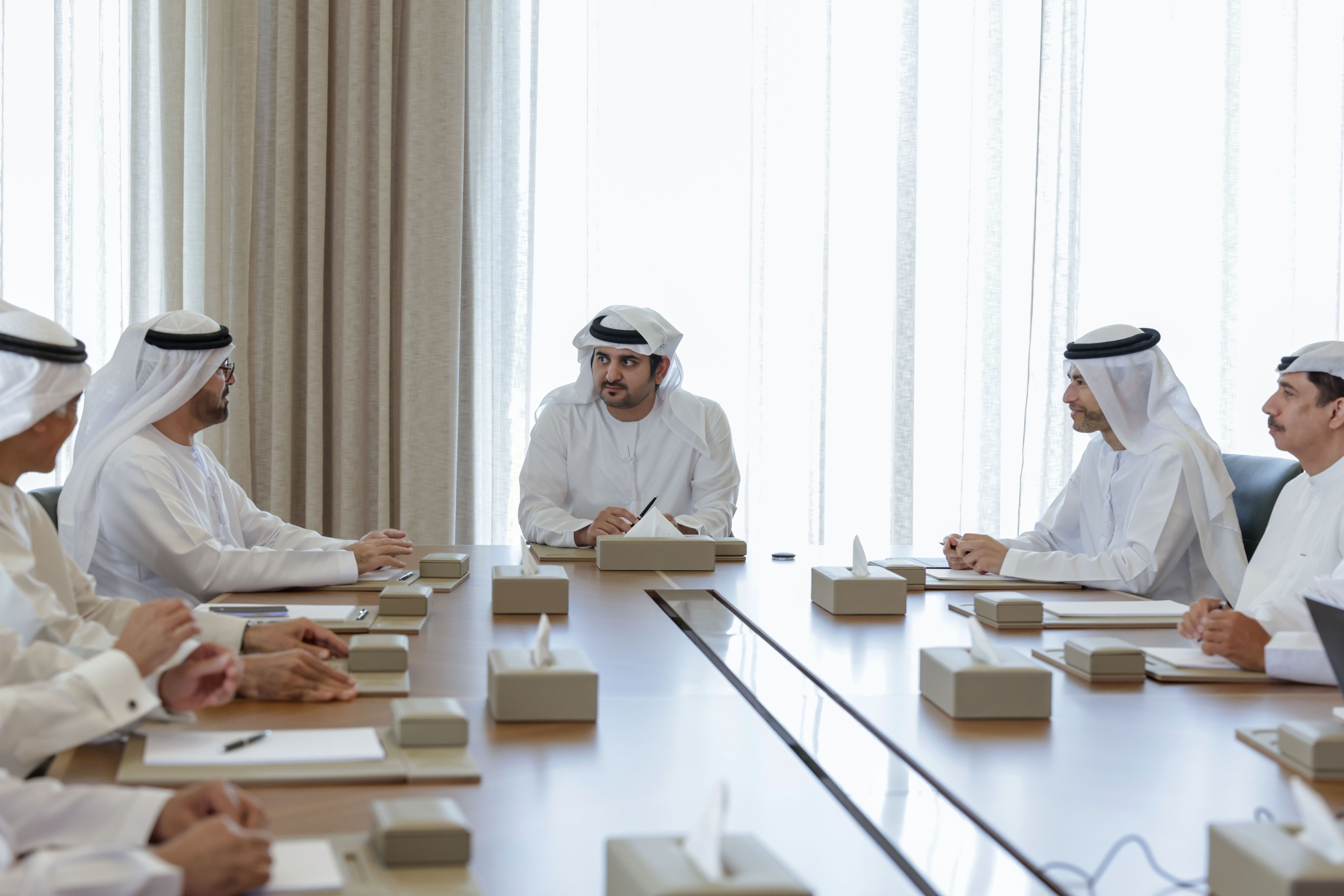 مكتوم بن محمد يطلع على الإنجازات والمشاريع المستقبلية للجنة العليا لتطوير أسواق المال والبورصات في دبي