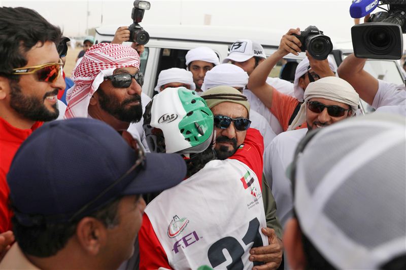 محمد بن راشد يشهد سباق كأس رئيس الدولة للقدرة بالوثبة في أبوظبي