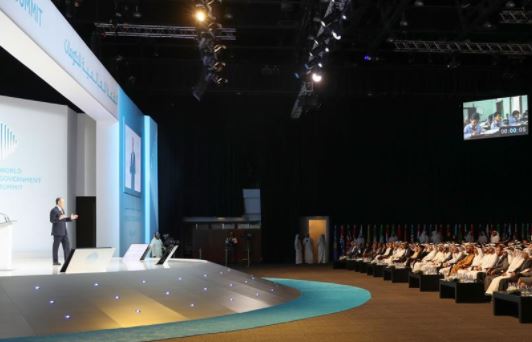 محمد بن راشد يشهد جلسة "دور الحكومات في بناء رأس المال البشري"