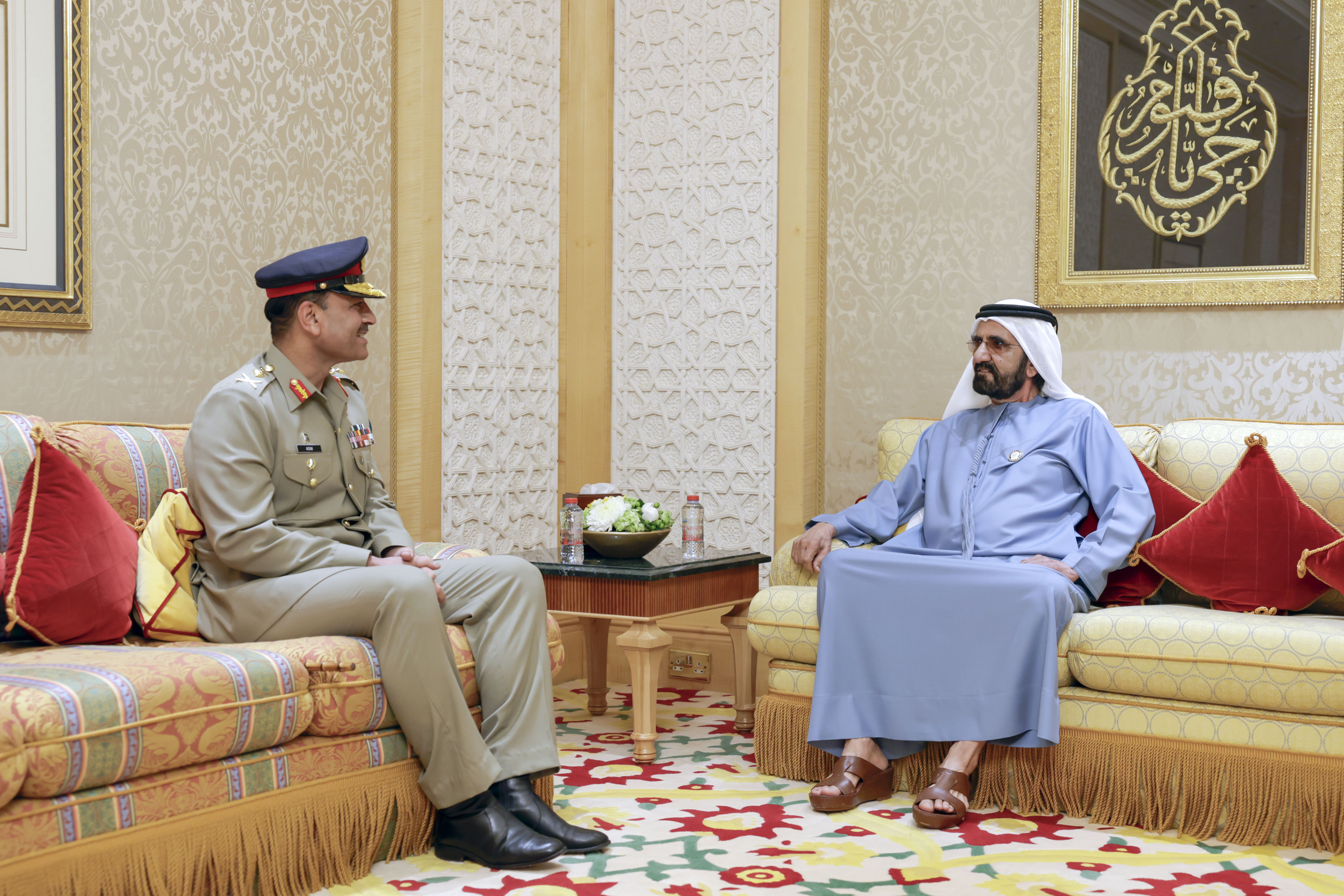 محمد بن راشد يستقبل قائد الجيش الباكستاني