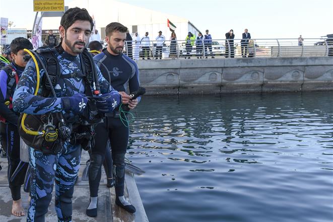 حمدان بن محمد يشارك في تنظيف قاع الميناء السياحي خلال اليوم العالمي للتطوع