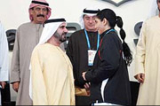 حمدان بن راشد يلتقي وفدا من الطالبات الجامعيات