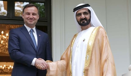 محمد بن راشد يزور مستشفي الفجيرة ويتناول طعام الافطار مع طاقمها الطبي 
