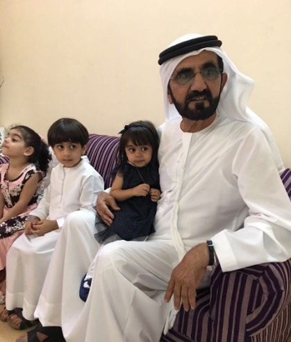 محمد بن راشد يزور الطفلة مهرة الشحي في منزلها