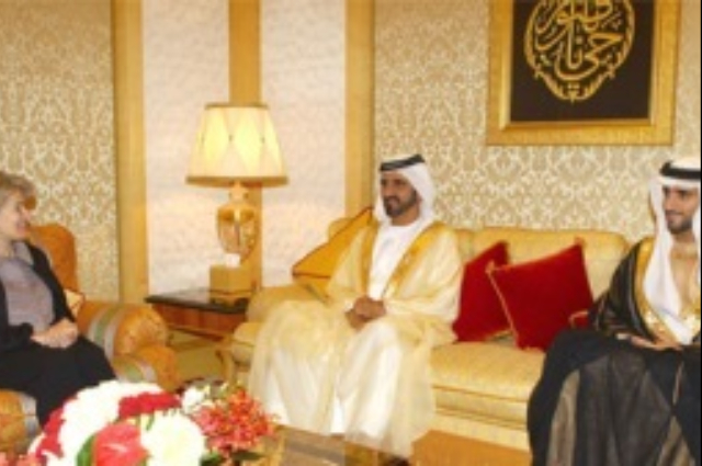 محمد بن راشد يعود الى أرض الوطن بعد ترؤسه وفد الدولة إلى القمة الخليجية