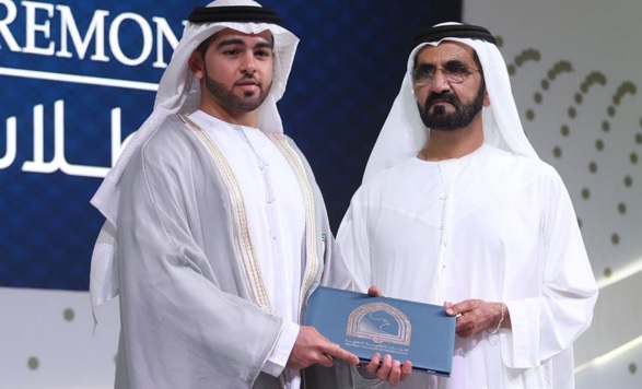 محمد بن راشد يتفقد المكتب الإعلامي لحكومة دبي 