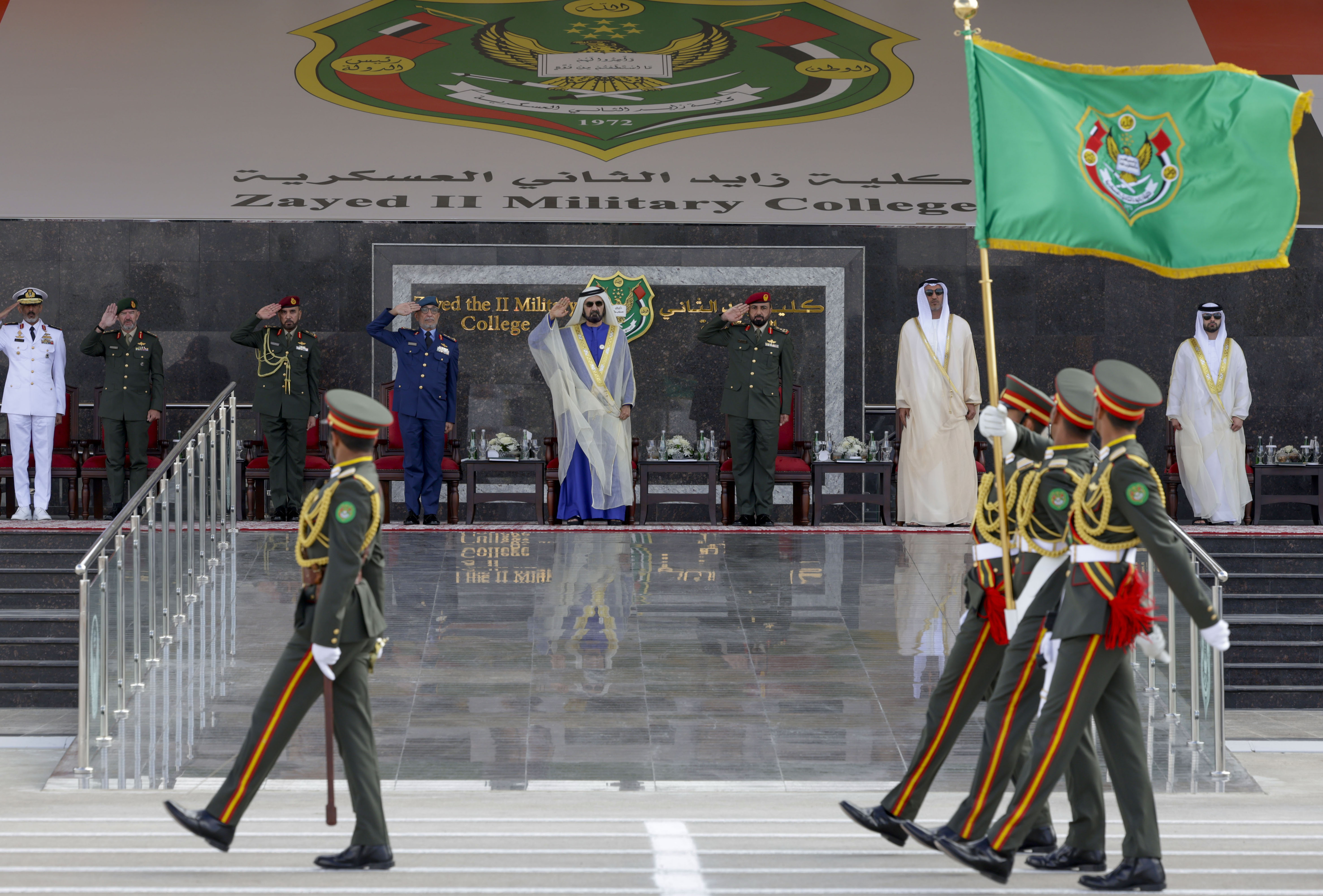 محمد بن راشد يشهد تخريج الدورة الـ48 من المرشحين الضباط في كلية زايد الثاني العسكرية