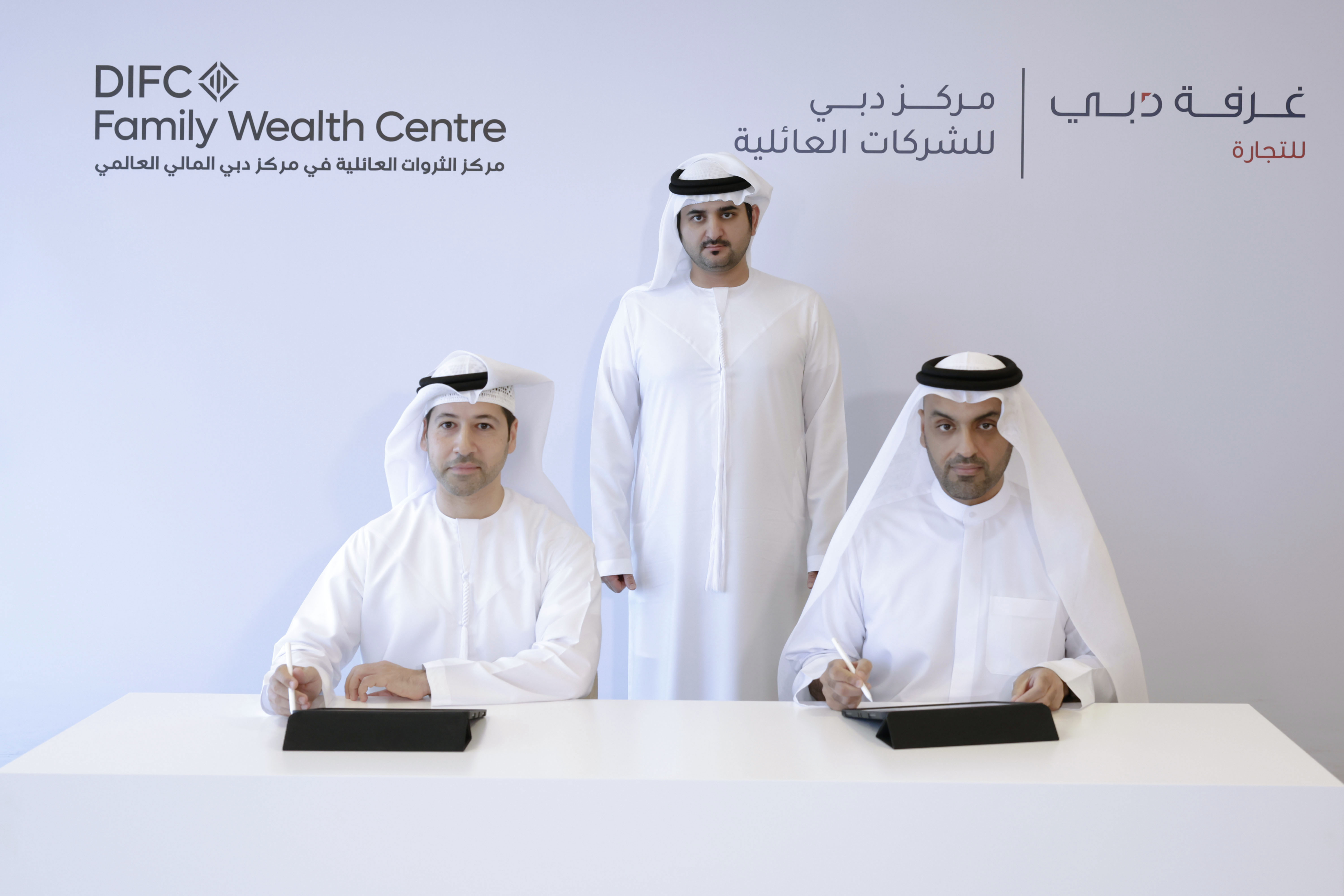 مكتوم بن محمد يشهد توقيع مذكرة تفاهم بين غُرف دبي ومركز الثروات العائلية بـ " دبي المالي "