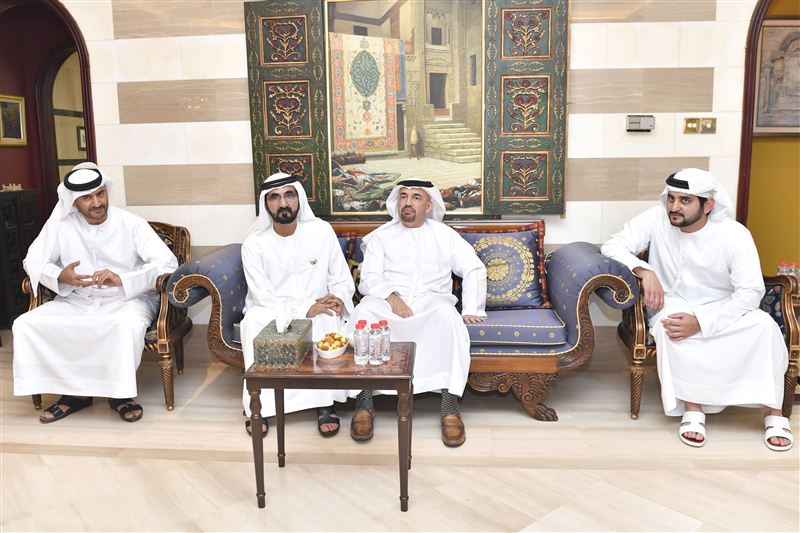 محمد بن راشد يقدم واجب العزاء في وفاة محمد شريف الملا