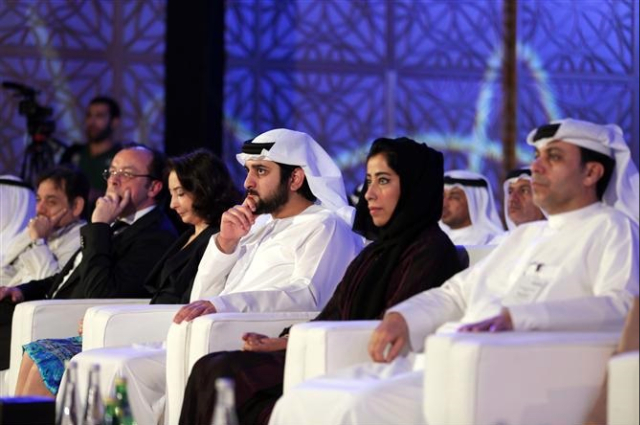 محمد بن راشد يطلع على خدمات متجر التطبيقات الحكومية الذكية