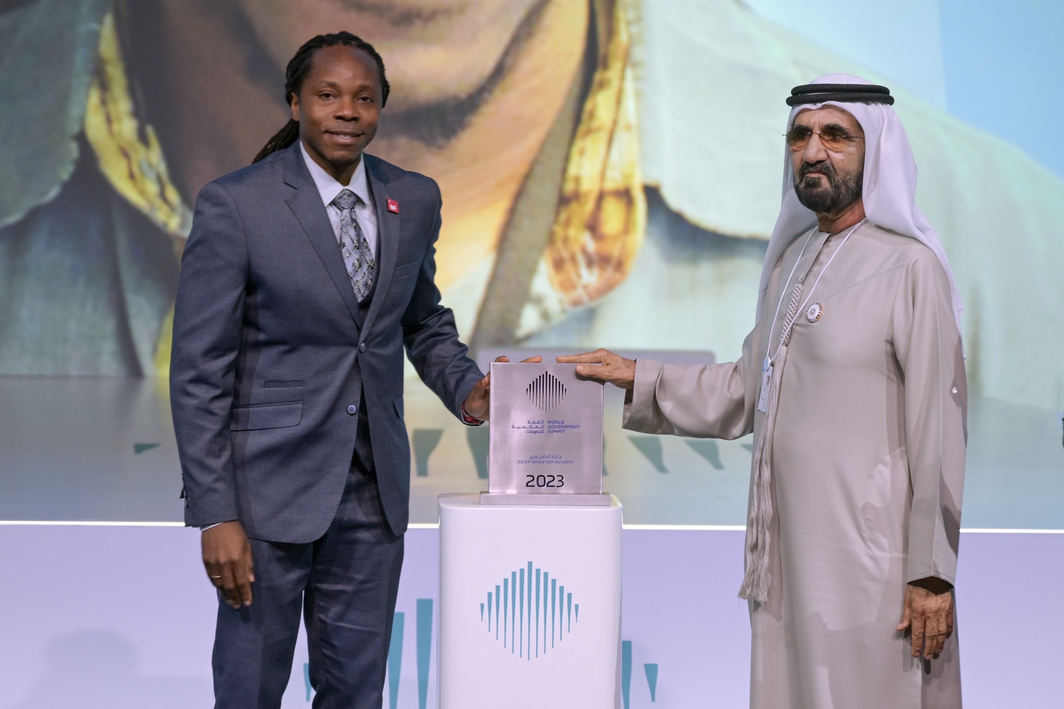 محمد بن راشد يكرّم وزير التعليم الأساسي والثانوي في سيراليون بجائزة "أفضل وزير في العالم"