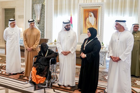 محمد بن راشد يكرم المعلمة شيخة النعيمي و والدتها بوسام رئيس مجلس الوزراء