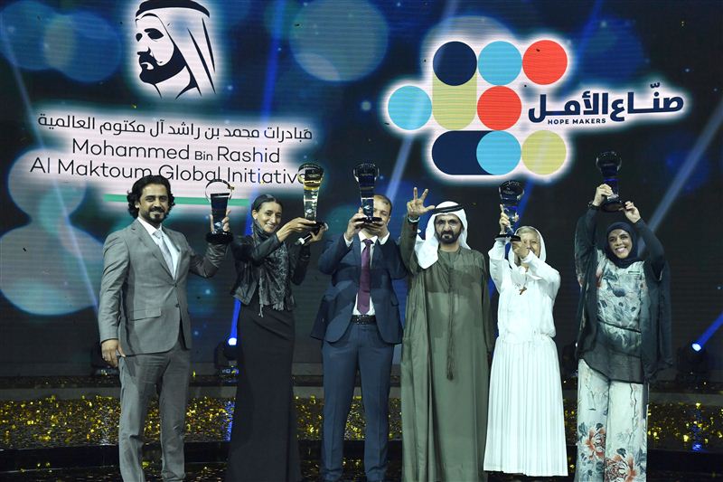 محمد بن راشد يفاجئ العالم العربي بتتويج خمسة صناع أمل