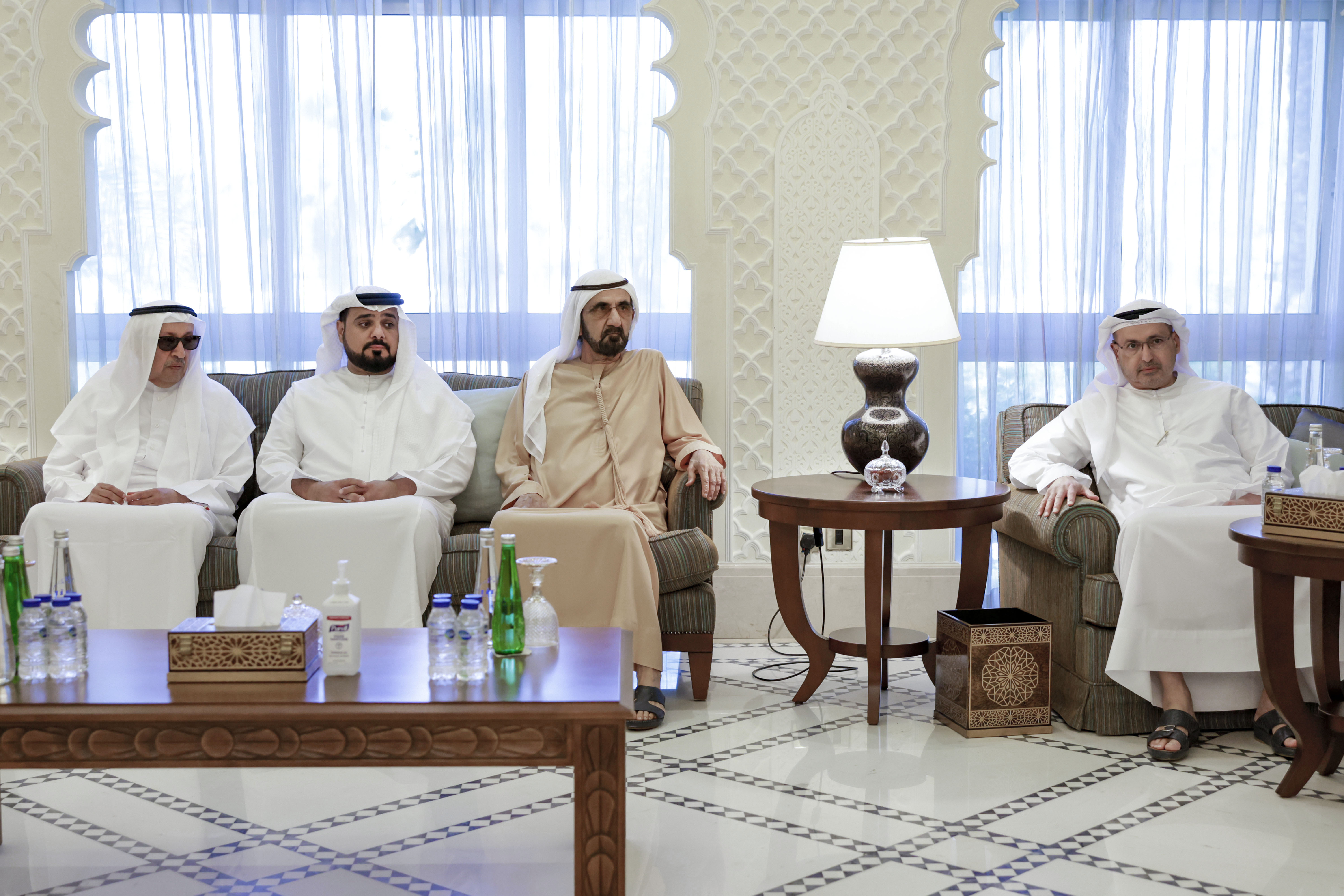 محمد بن راشد يقدّم واجب العزاء في وفاة محمد سعيد الملا