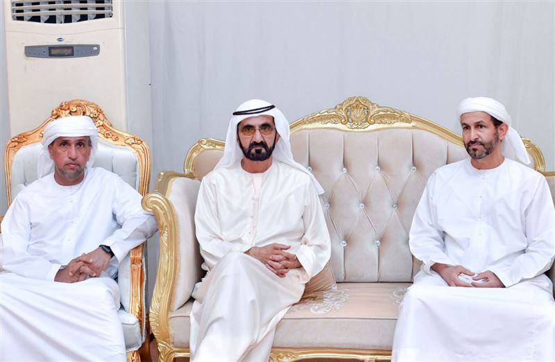 محمد بن راشد يقدم واجب العزاء بوفاة هلال سالم المنصوري