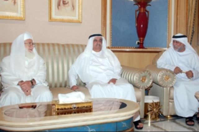 محمد بن راشد يقدم واجب العزاء في وفاة المغفور له خلفان محمد الرومي
