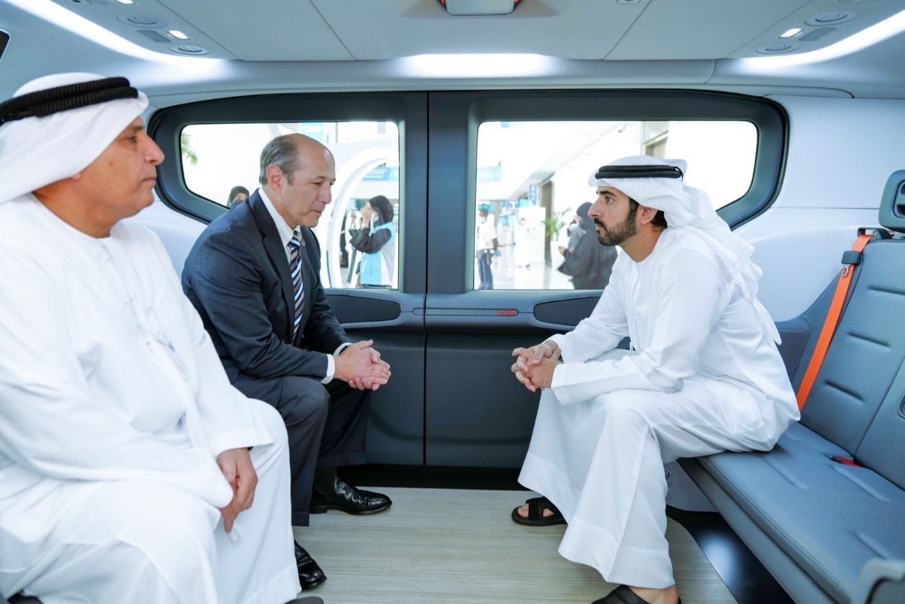 خلال القمة العالمية للحكومات 2022 .. حمدان بن محمد يطّلِع على نموذج مركبة /أوريجن/ ذاتية القيادة