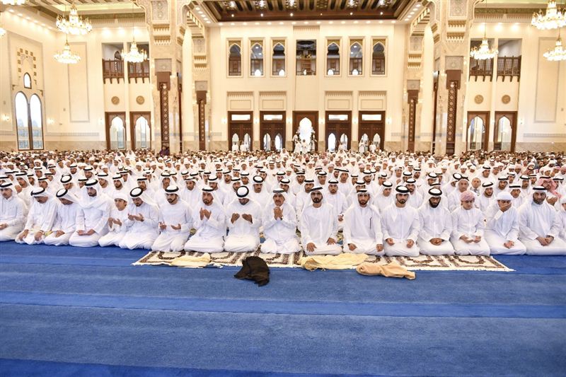 محمد بن راشد يؤدي صلاة عيد الفطر بمسجد زعبيل