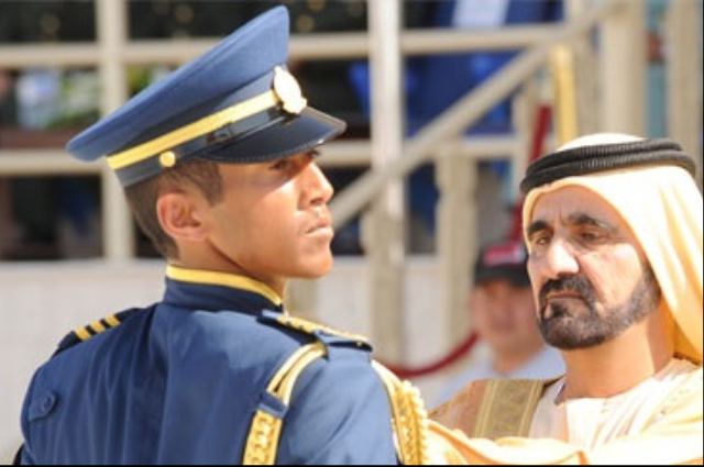 محمد بن راشد يتسلم نسخة من كتاب "السراب" لمؤلفه جمال سند السويدي
