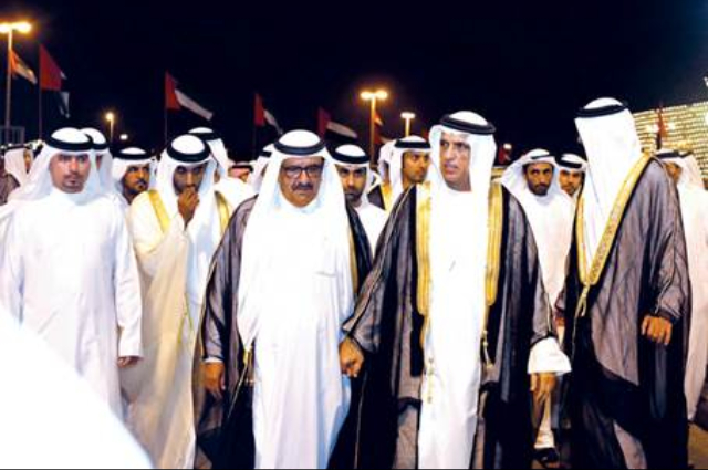 محمد بن راشد يقلّد الخزرجي وسام الاستقلال 