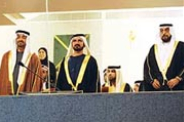 خليفة يتسلم بحضور محمد بن راشد لوحتين بتوقيع السفراء المعتمدين لدى الدولة