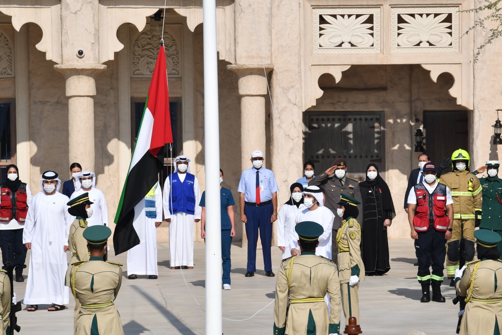 حمدان بن محمد يرفع العلم في منطقة الشندغة التاريخية