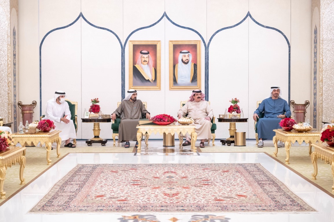 ملك البحرين يستقبل محمد بن راشد و محمد بن زايد بمقر إقامته في أبوظبي